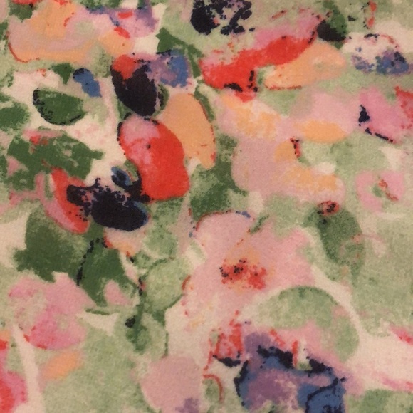 ASTR The Label Cropped V-Neck Blouse in Dainty Floral - Picture 6 of 8